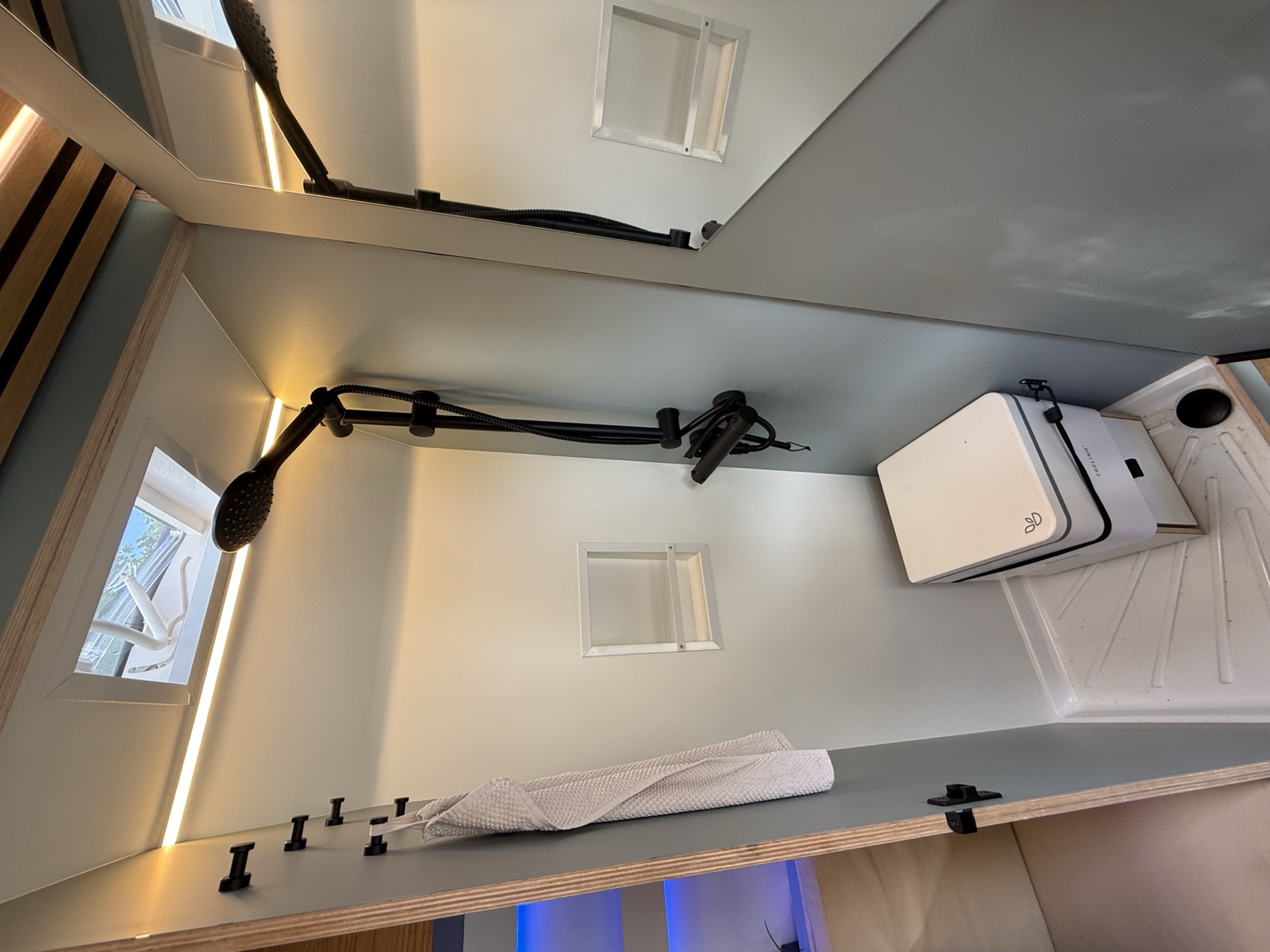 Wohnraum eines individuell ausgebauten FeinWerk Campervans