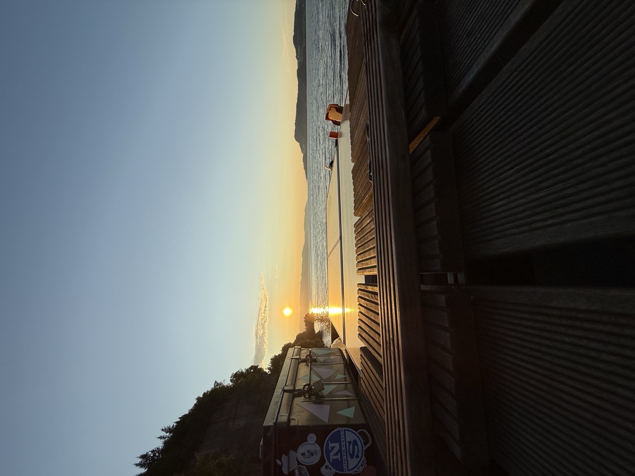 Campervan in der Natur bei Sonnenuntergang