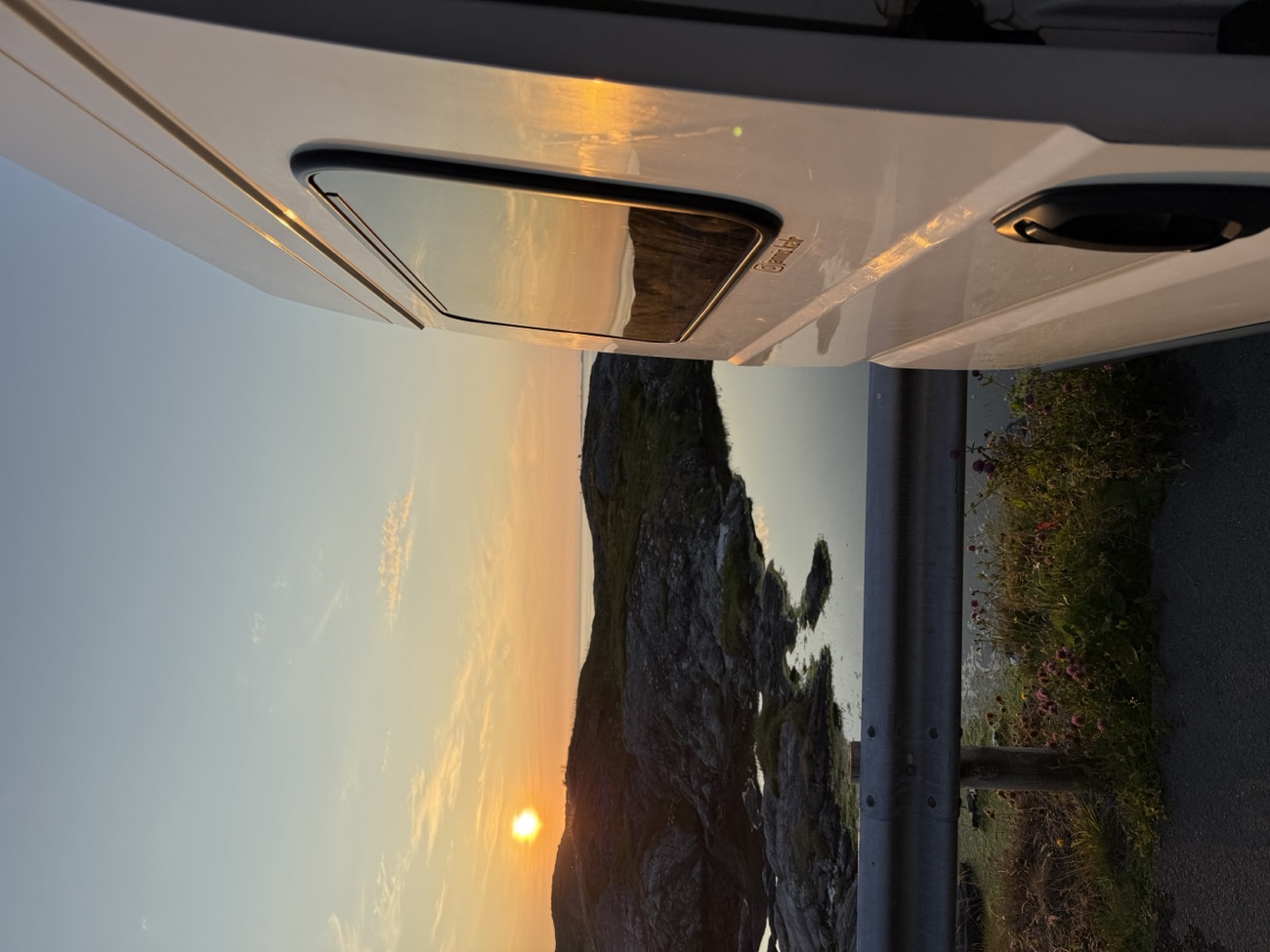 Blick aus dem Campervan in die Abendsonne